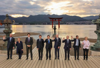 G7峰会首日傍晚游神社 例行合照这一刻小尴尬