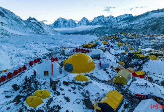 海拔8000米处起飞 中国人首次在珠峰成功飞行滑翔伞