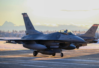拜登为何突然支持向乌克兰提供F-16战斗机？