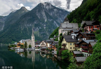 居民受不了！奥地利“世界最美小镇”架木板挡客