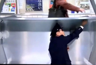 日本车站“售票机背后藏人”是真的 按这如贞子般爬出