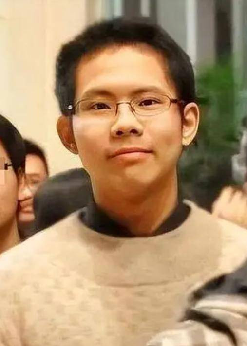 吴谢宇案二审开庭,求生欲望强烈想争取活着赎罪,“27岁不甘心以可恶可恨可悲可耻可鄙的罪人收场”_母亲_福建省高院_诈骗