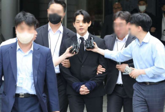韩国巨星刘亚仁被捕画面曝光，同性伴侣也一同被捕