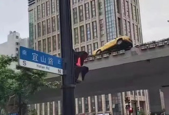 上海高架惊现史诗级“斗车”，连命都不要了…