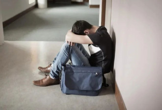 近一半学生处焦虑之下，为什么大学成抑郁重灾区？