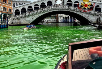 威尼斯运河染成诡异“萤光绿” 警方调查中