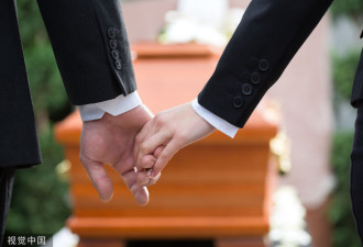 这么多男性参加葬礼都带保险套？原因竟是…