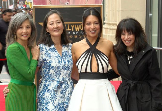 华裔女演员在好莱坞留星，用中文感谢妈妈