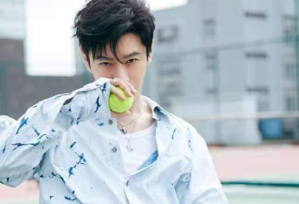曝黄晓明带新女友逛街 下车时被摸屁股