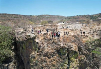 墨西哥在数十米深谷发现45袋人体残骸
