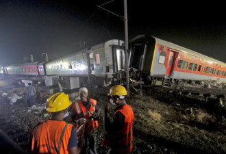 印度十年重大铁路事故一览 最惨出轨坠河夺800命