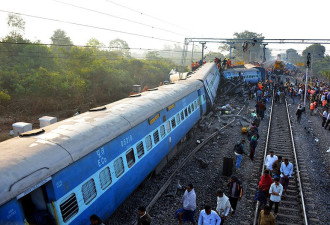 印度列车相撞事故 调查指向涉嫌向火车发错信号