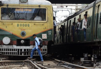 印度火车事故酿233死900伤：“满地鲜血断肢...”