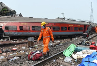 印度官员：火车相撞事故死亡人数可能增至380人