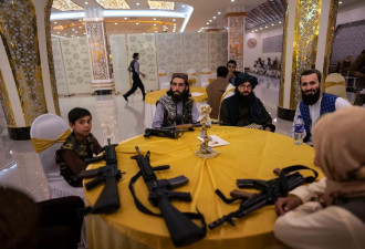 豪华婚宴上菜前 桌上摆4把自动步枪