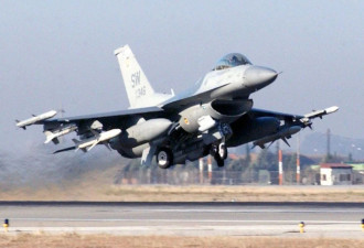 美F-16战机紧急升空 不明飞机坠毁