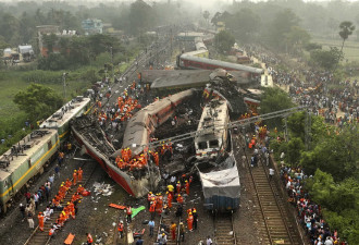 还原印度火车相撞事故：列车频繁脱轨？