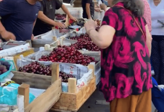 87岁李明启买水果嫌贵 和卖家讨价还价