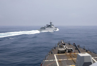 中美军舰危险逼近视频曝光 美军减速避险