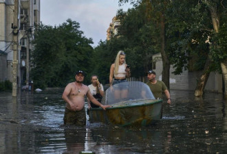 卡霍夫卡大坝被毁淹没村庄 居民被迫逃离