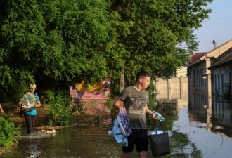 乌克兰大坝被毁引发洪水 迫使上万人疏散