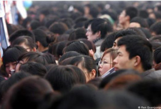 中国年轻人面对残酷现实 躺平还是“润”？