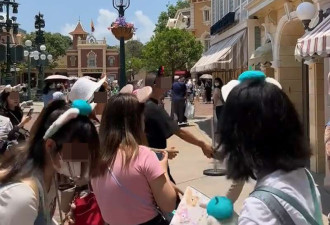 大陆游客在港插队被歧视 扬言买下迪士尼