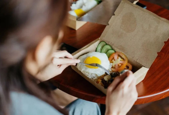 年轻人为什么开始流行吃“剩菜盲盒”？