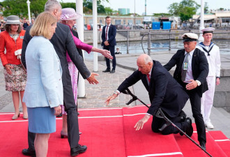 86岁挪威国王访丹麦 摔一跤跪在丹麦女王面前
