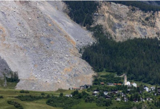 奇迹：瑞士爆大面积山崩 土石流竟在村庄前停下