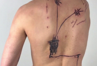 纹身师小哥设计了一个价值7000元的纹身，网友们惊掉下巴