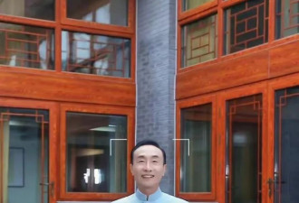 65岁巩汉林晒全家福引骂声：背景豪宅或过亿