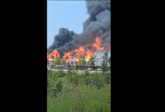 【视频】大多区新建房大火！一整排豪宅全毁 马路边窜出滚滚浓烟