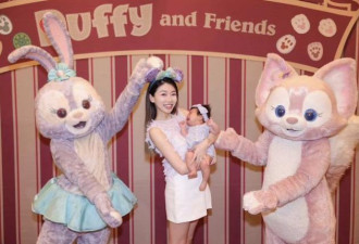 程晓玥带女儿去迪士尼 宝宝才1个月