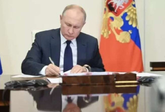 普京签戒严及征兵法 在莫斯科架设机枪阵地