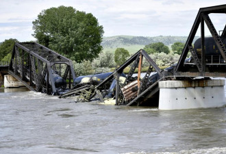 画面惊悚：蒙大拿桥塌 列车坠河 污染河水