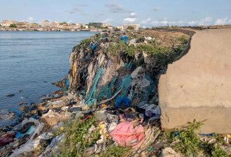 你捐给H&amp;M的回收衣物，成了非洲海滩的“垃圾山”