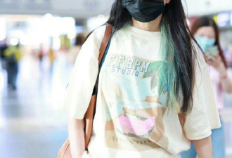 赵薇被封杀近2年现身北京机场 粉丝心疼