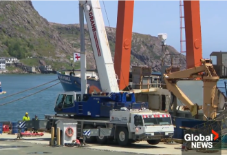 全球瞩目的泰坦号潜水器残骸打捞出水 运抵加拿大港口