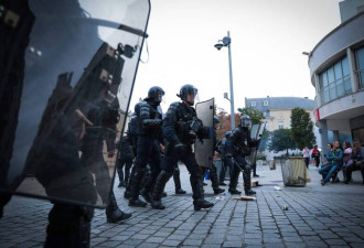 法国暴动进入关键时刻 4.5万名警力上街镇压
