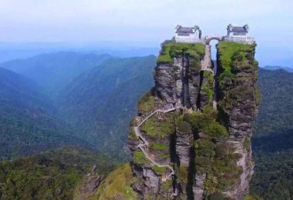 中国最“危险”寺庙 横跨2572米高两座山峰