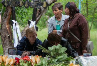 穿白纱入殓：乌14岁双胞胎遭俄军炸死 母亲痛哭