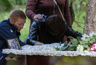 穿白纱入殓：乌14岁双胞胎遭俄军炸死 母亲痛哭
