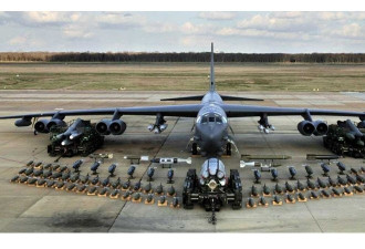 美国B-52轰炸机飞越朝鲜半岛向平壤展示实力