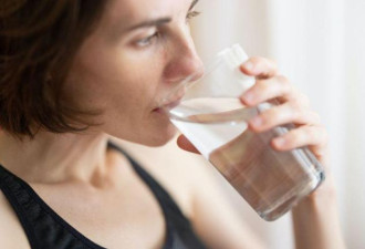 50岁以上每天该喝多少水？医生告诉你