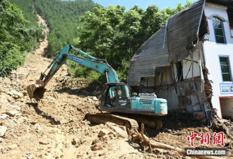 直击重庆万州“7.4”洪涝灾害现场 淤泥齐腰深...