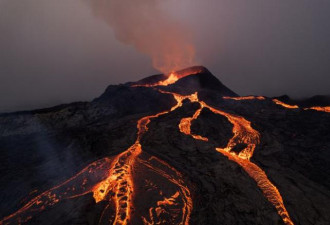 24小时内地震超2000次 冰岛火山或即将喷发！