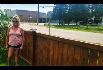 加拿大女子在后院裸身晒日光浴 警察上门说要控罪！反转来了