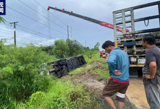 泰国一载中国游客的巴士发生翻车事故，27人受伤