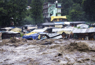 印度惊人暴雨酿22死！桥梁被冲断、老庙“灭顶”